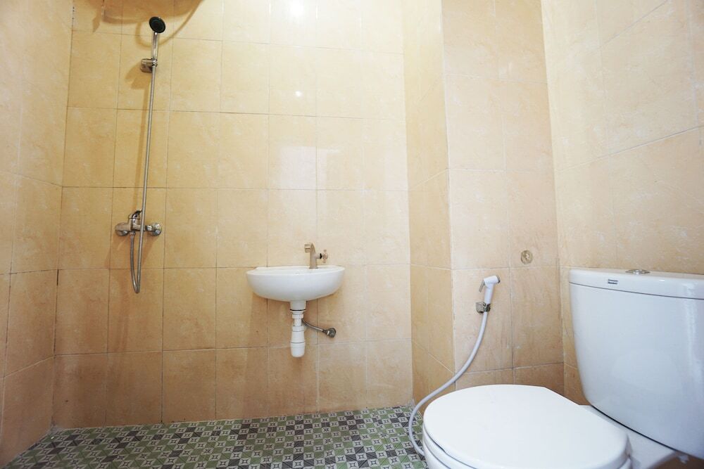 Вори: Oyo 2566 Putri Kesia Rooms