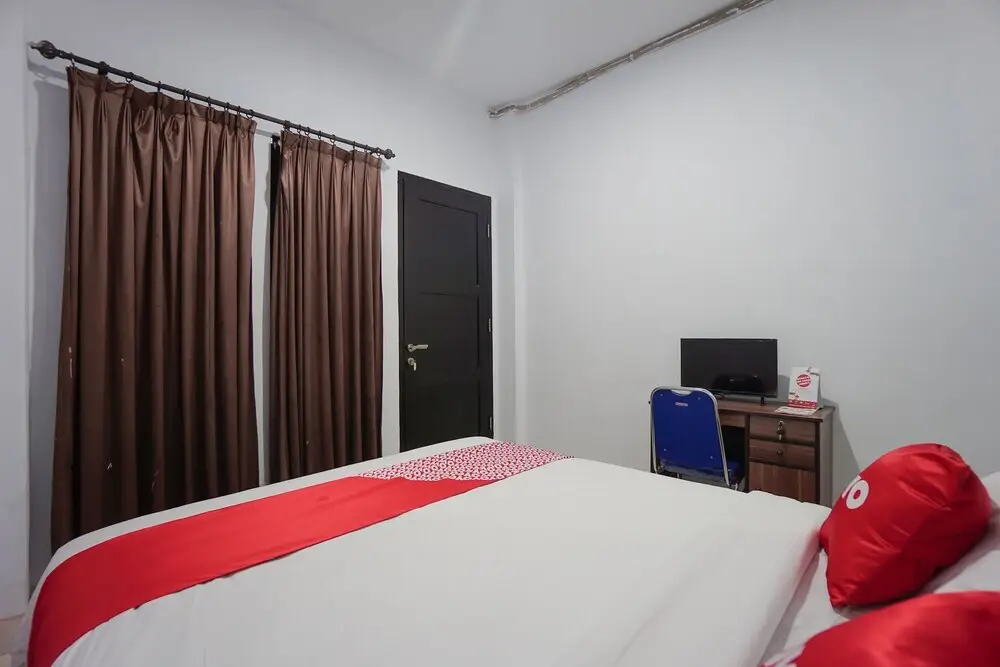 Вори: Oyo 2566 Putri Kesia Rooms