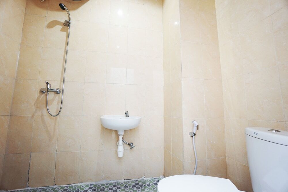 Вори: Oyo 2566 Putri Kesia Rooms
