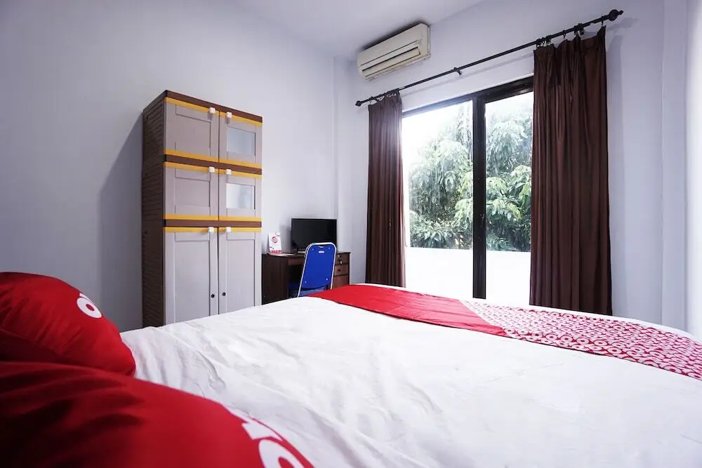 Вори: Oyo 2566 Putri Kesia Rooms