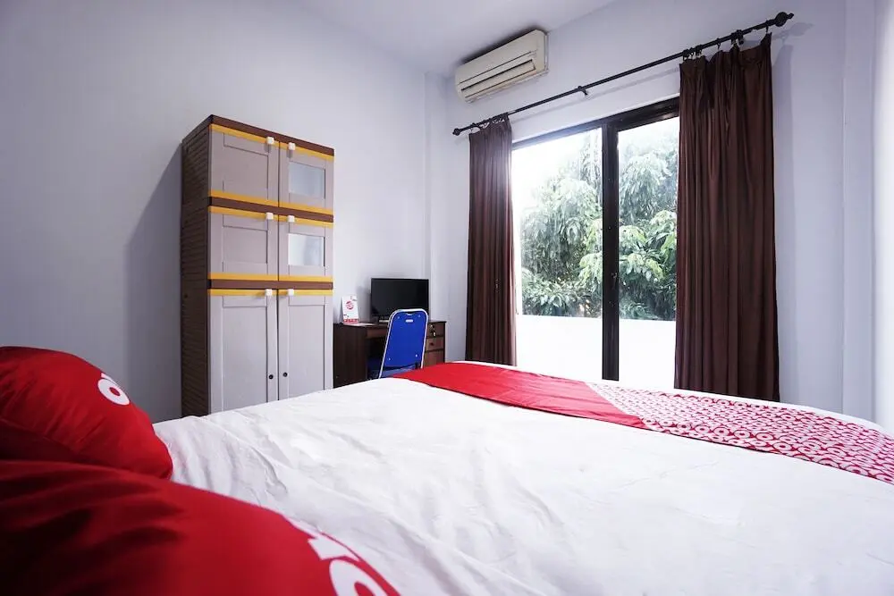 Вори: Oyo 2566 Putri Kesia Rooms