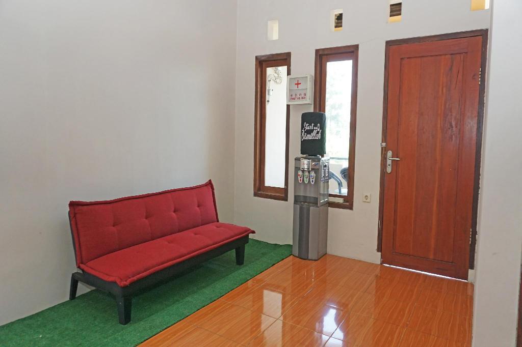 Танджунгджая: OYO 2860 The Castury Homestay Syariah