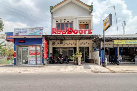RedDoorz Hostel near Terminal Condongcatur Jogja — фото 1