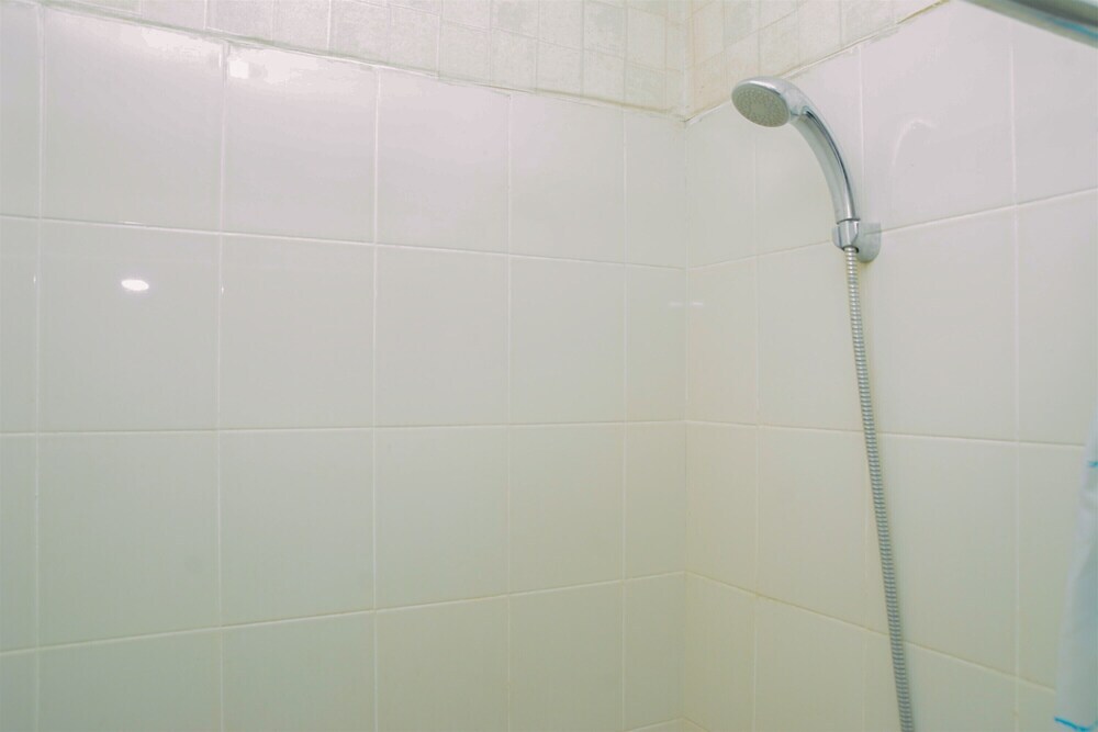 Джакарта: Good Deal for 1br Cervino Village Apartment