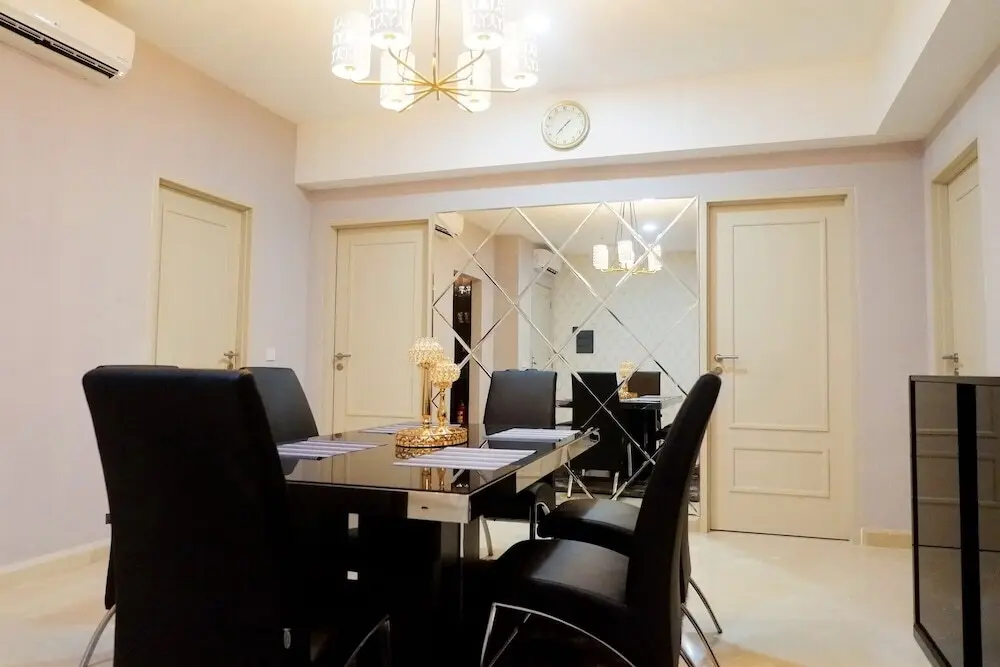 Сурабая: Spectacular 3BR Apartment at The Peak Residence