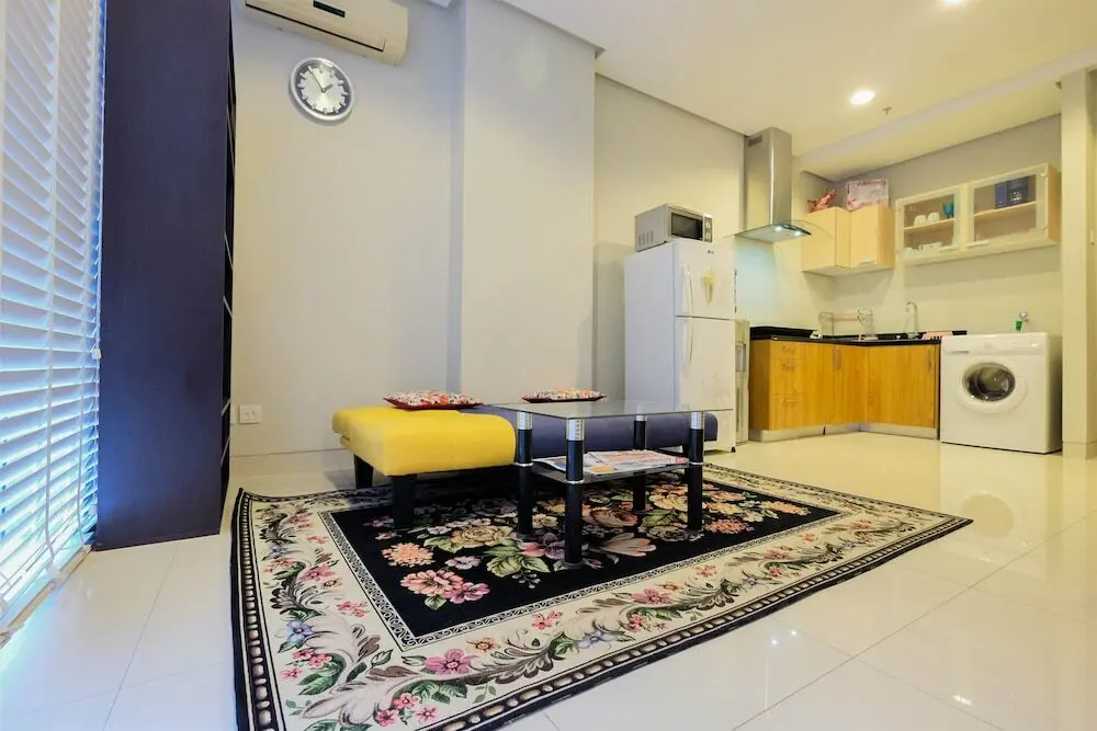 Джакарта: Beautiful 1BR at Kemang Mansion Apartment By Travelio