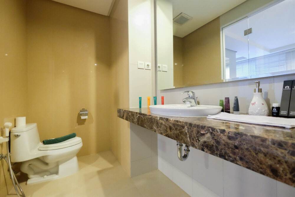 Джакарта: Beautiful 1BR at Kemang Mansion Apartment By Travelio