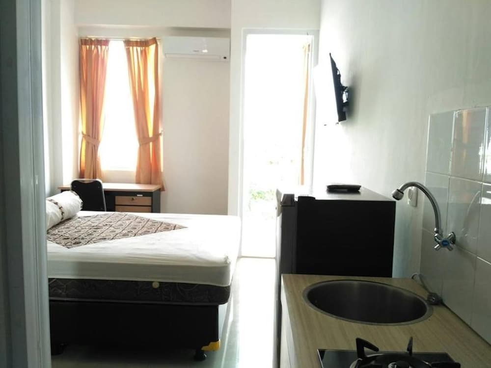 Депок: 1br Apartment With Pool