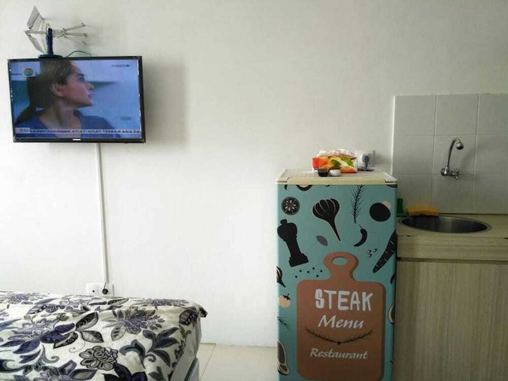 Депок: 1br Apartment With Pool