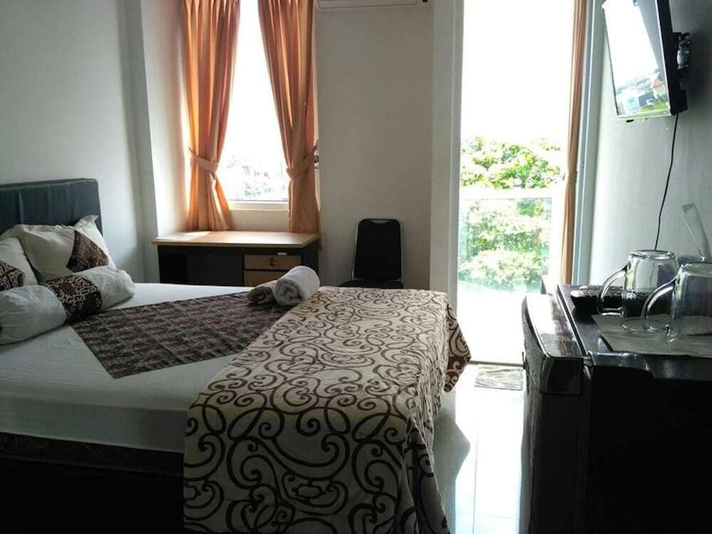 Депок: 1br Apartment With Pool