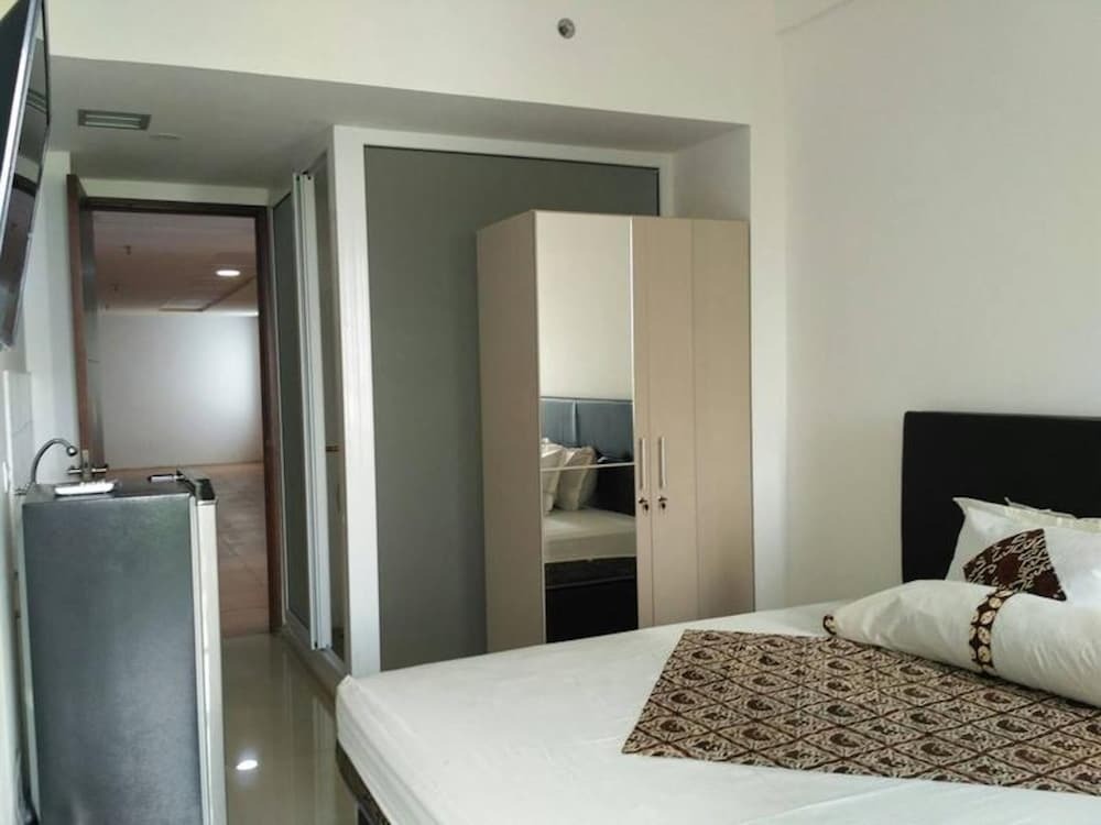Депок: 1br Apartment With Pool