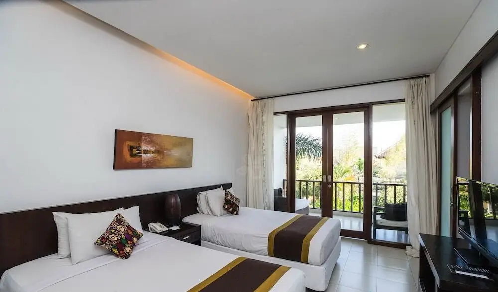 Кута: 16 bedroom villa river side Legian