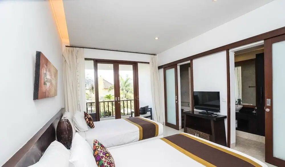 Кута: 16 bedroom villa river side Legian
