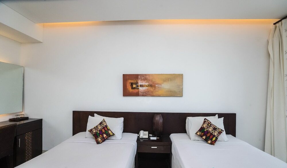 Кута: 16 bedroom villa river side Legian