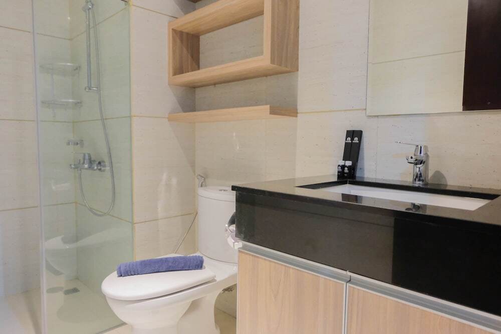 Южный Тангеранг: Modern Look 1BR at Brooklyn Alam Sutera Apartment
