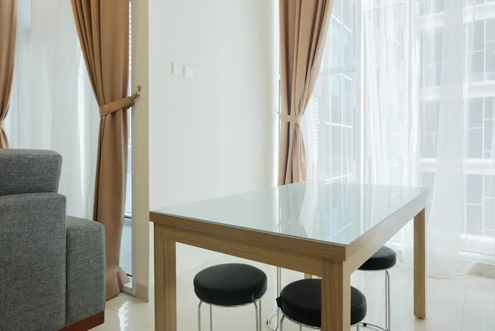 Южный Тангеранг: 1br Spacious Soho with Extra Bed @ Brooklyn Apartment
