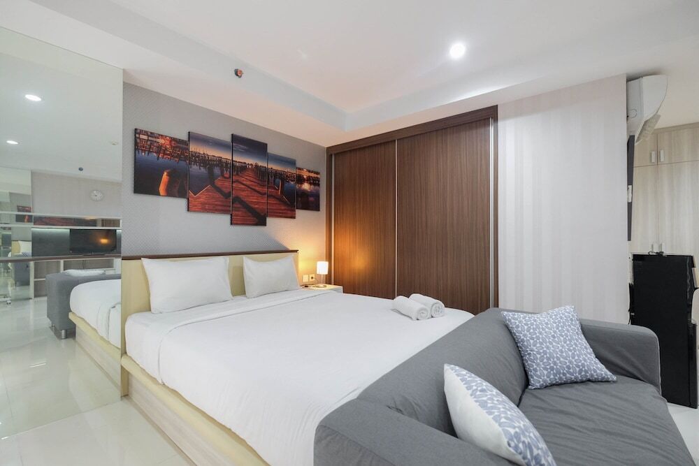 Чикаранг: Elegant and Comfy Studio Azalea Suites Apartment Cikarang