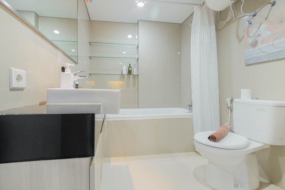 Чикаранг: Elegant and Comfy Studio Azalea Suites Apartment Cikarang