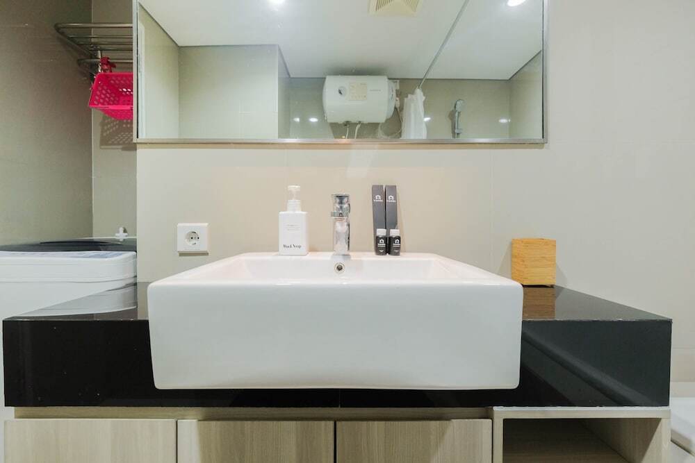 Чикаранг: Elegant and Comfy Studio Azalea Suites Apartment Cikarang