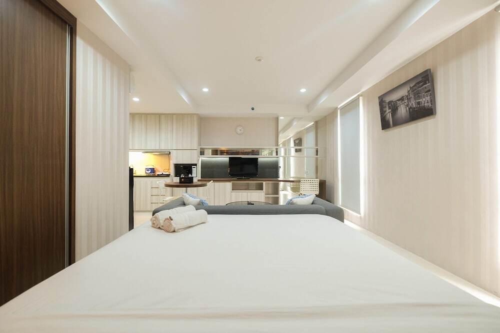 Чикаранг: Elegant and Comfy Studio Azalea Suites Apartment Cikarang