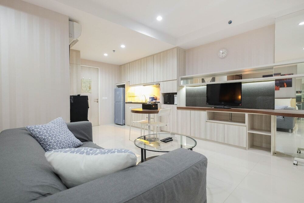 Чикаранг: Elegant and Comfy Studio Azalea Suites Apartment Cikarang