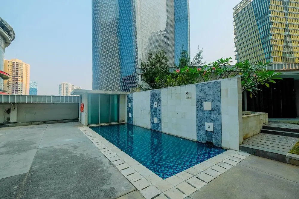 Джакарта: Prime Location and Luxury 2BR The Empyreal Apartment