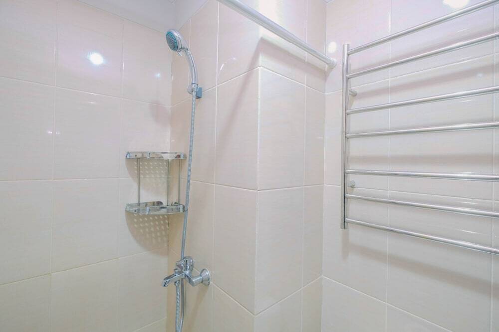 Чикаранг: Minimalist and Posh 1BR The Oasis Cikarang Apartment