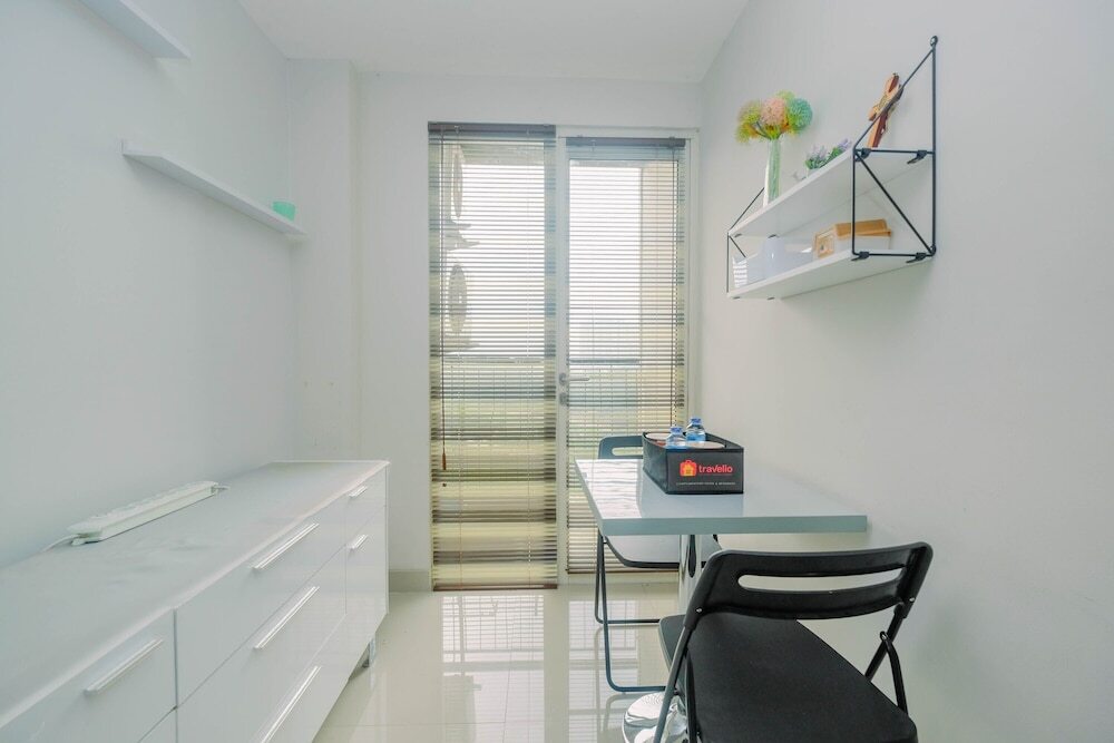 Чикаранг: Minimalist and Posh 1BR The Oasis Cikarang Apartment