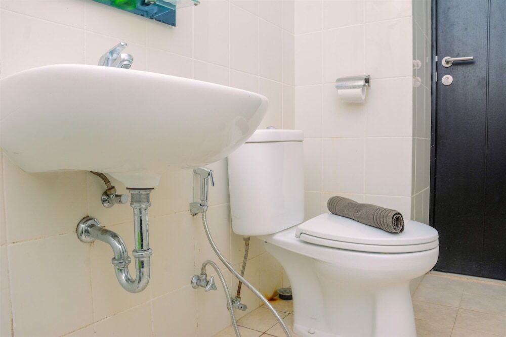 Джакарта: Chic and Cozy 3BR Apartment at Cervino Village By Travelio