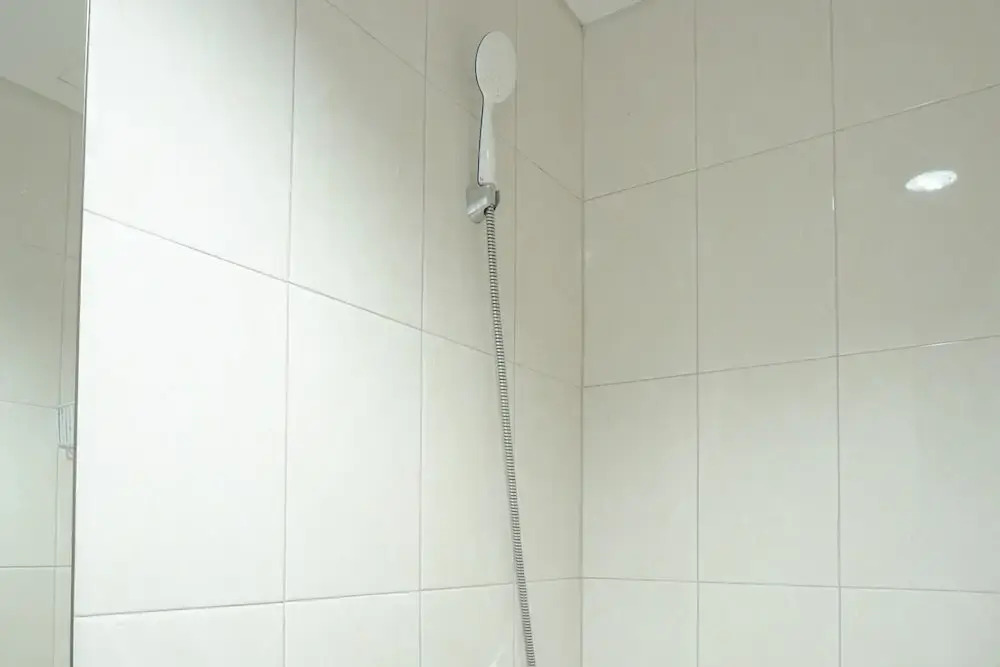 Джакарта: Fully Furnished 1BR Apartment at Vittoria Residence