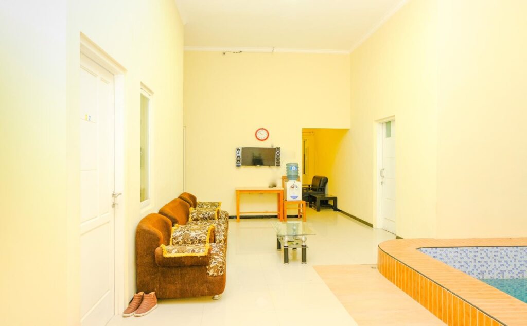 Маланг: Emas 23 Guest House By OYO Rooms
