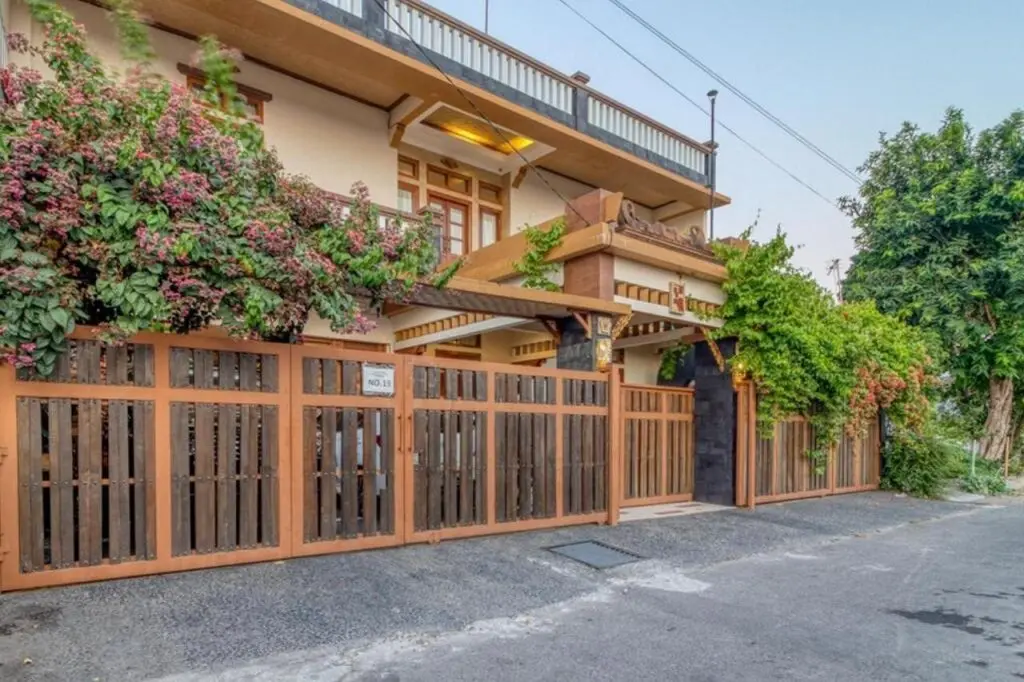 Джокьякарта: RedDoorz Plus near Lempuyangan Station 4