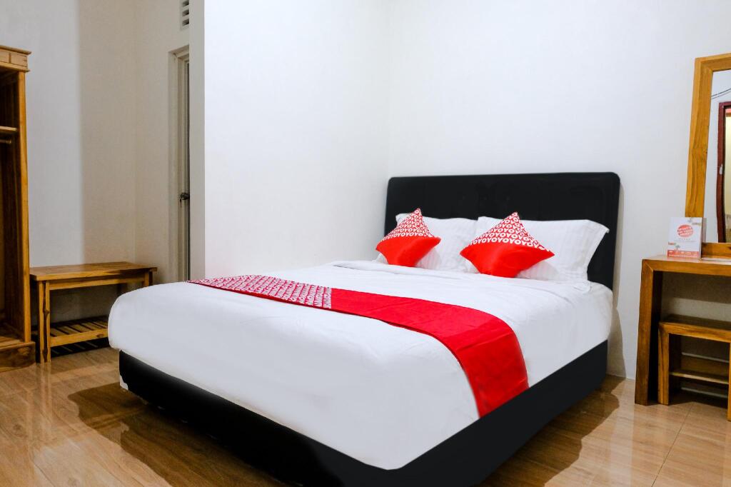 Маланг: OYO 2986 D and a Guesthouse Syariah And Rent Car