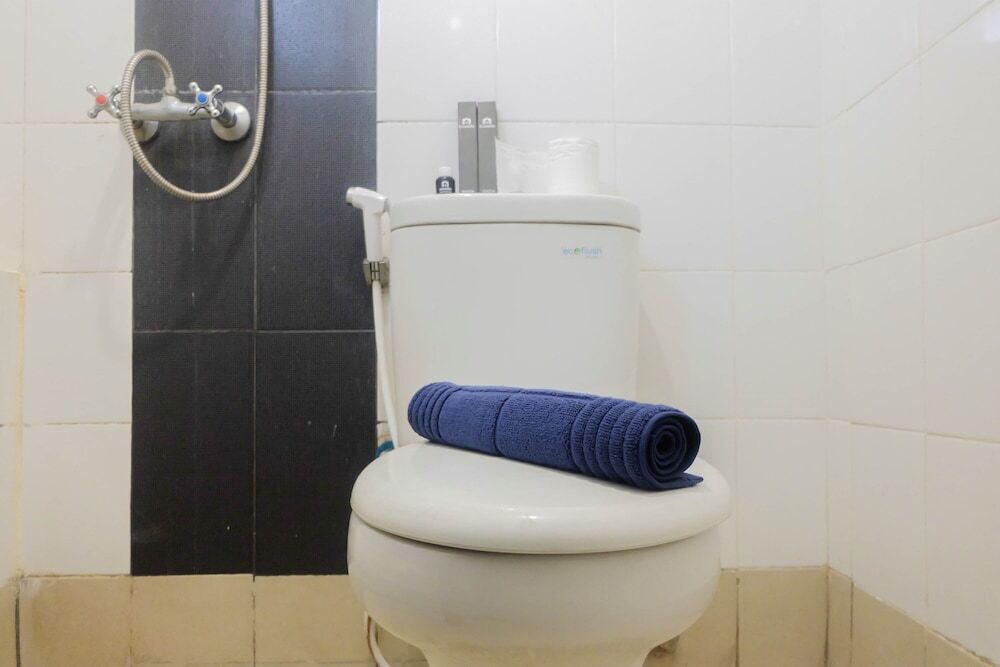 Джакарта: Beautifully Designed 2BR Bassura City Apartment By Travelio