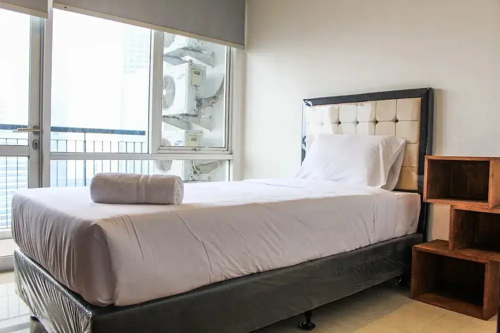 Джакарта: Homey and Warm 3BR Apartment at Ambassade Residences