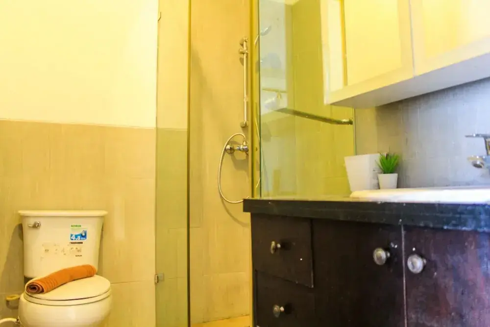 Джакарта: Homey and Warm 3BR Apartment at Ambassade Residences