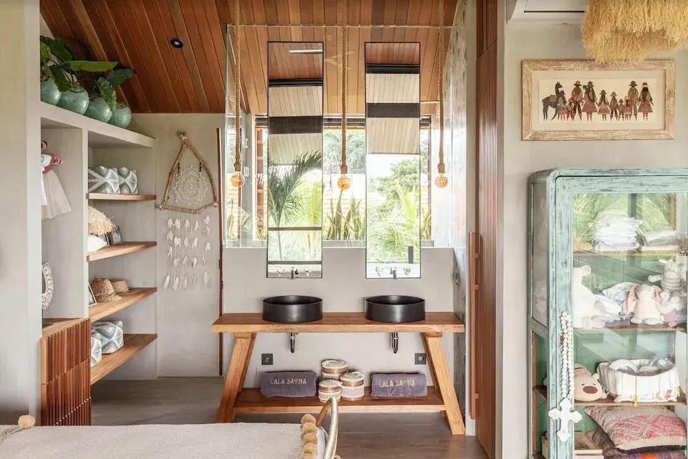Чангу: Exceptional Architect's 5BR Villa, an Oasis Gem in Canggu Centre