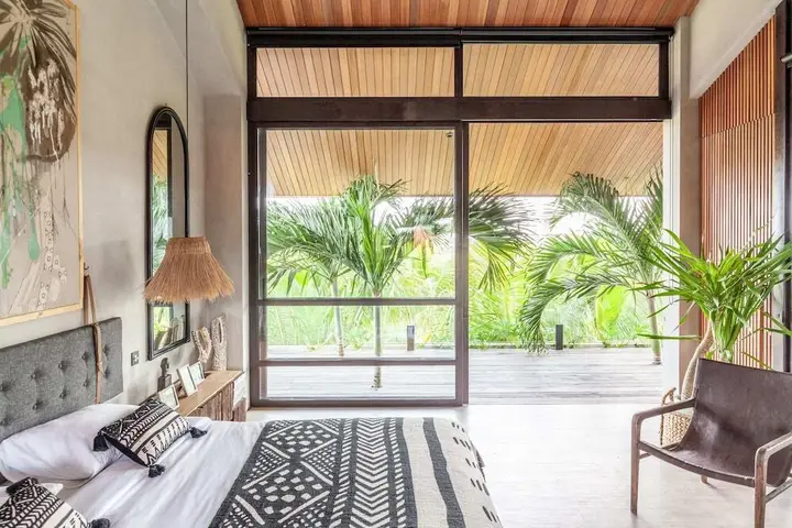 Чангу: Exceptional Architect's 5BR Villa, an Oasis Gem in Canggu Centre