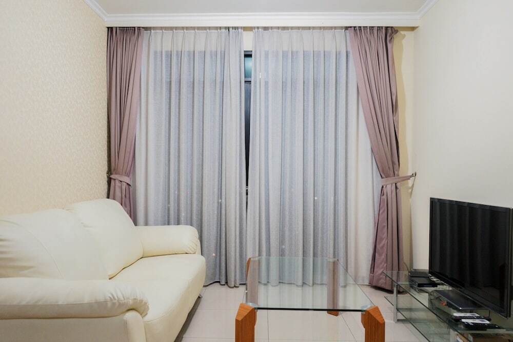 Джакарта: Elegant and Homey 2BR Hampton's Park Apartment