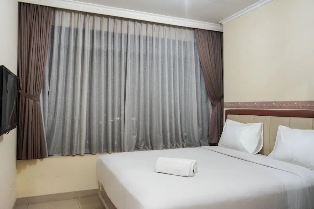 Джакарта: Elegant and Homey 2BR Hampton's Park Apartment