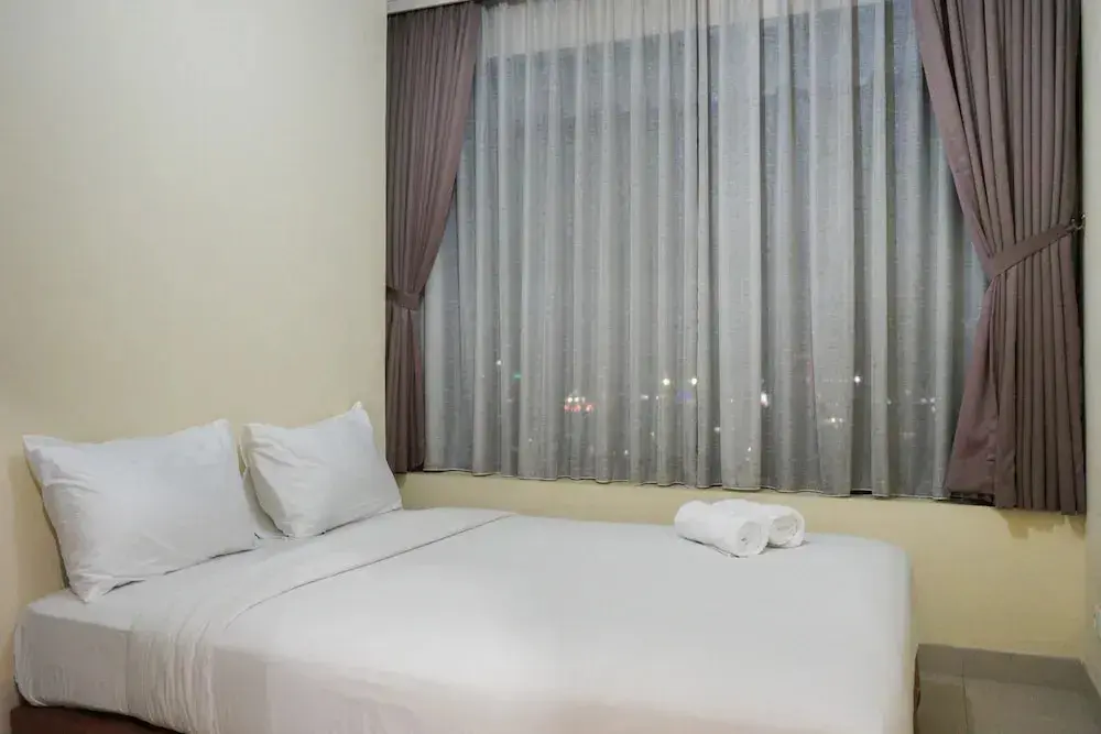 Джакарта: Elegant and Homey 2BR Hampton's Park Apartment