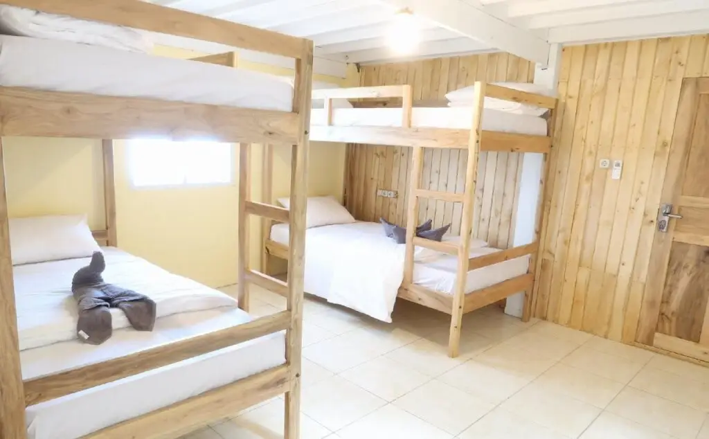 Бира: Phinisi Hostel Bira