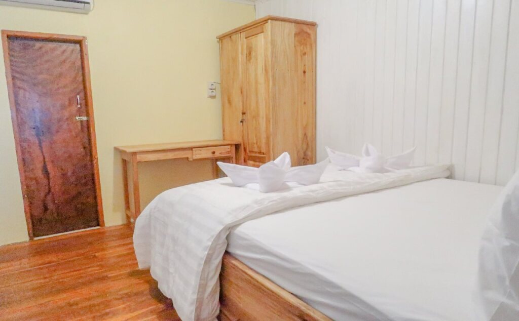 Бира: Phinisi Hostel Bira