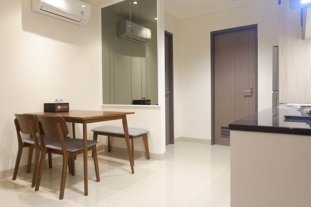 Сурабая: Deluxe 2BR Apartment at Praxis By Travelio