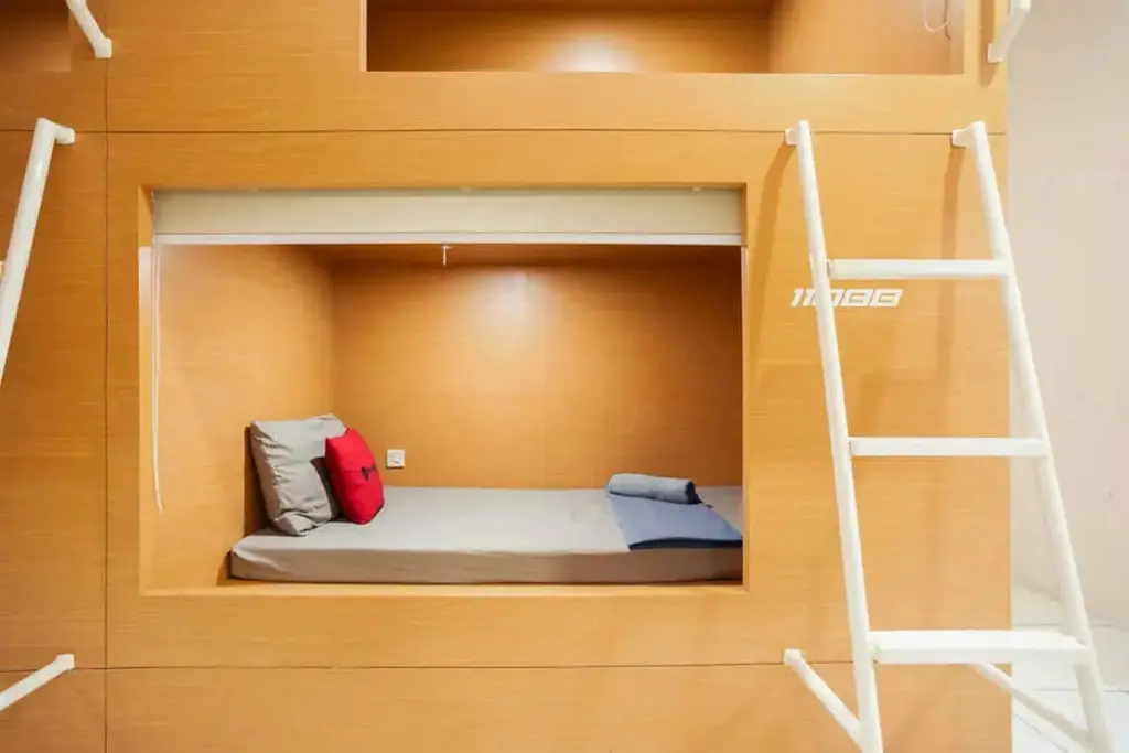 Джакарта: RedDoorz Hostel near Taman Puring