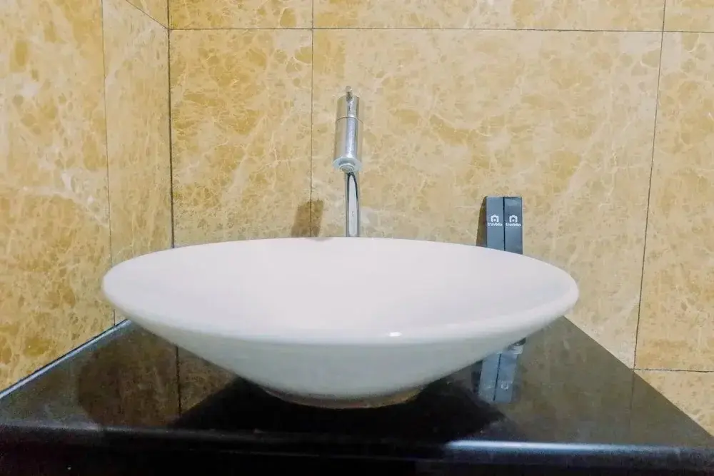 Сурабая: Lavish 2BR Apartment at Grand Sungkono Lagoon