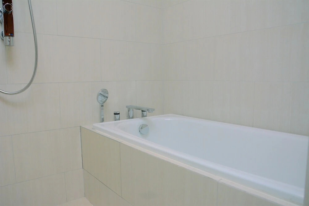 Джакарта: Brand New 1BR Branz Simatupang Apartment By Travelio