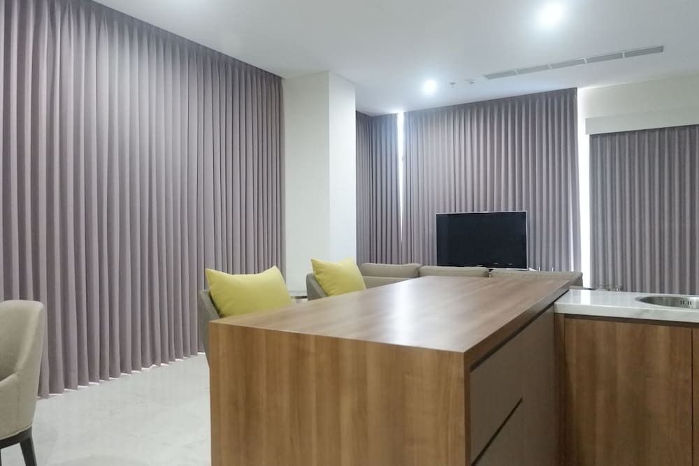 Сурабая: Luxurious & Spacious 3BR Apartment at Grand Sungkono Lagoon