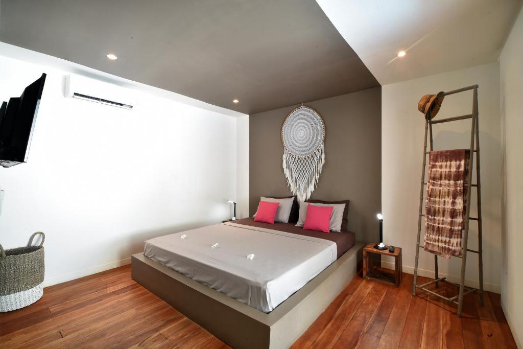 Гили-Мено: Meno Suites