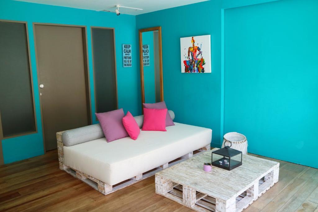 Гили-Мено: Meno Suites